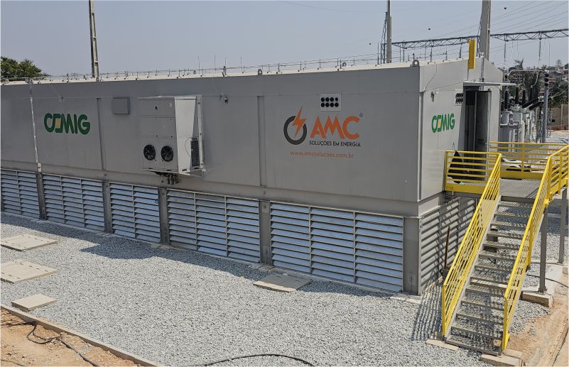 Eletrocentro modular da AMC Soluções em Energia instalado para a CEMIG com climatização e estrutura elevada.
