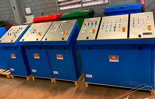 Painéis de comando elétrico da AMC Soluções em estrutura azul, com botoeiras e sinalizadores em painel inclinado.