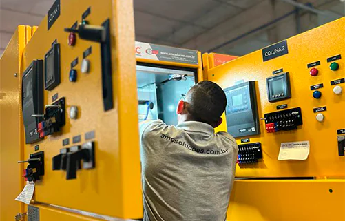 Imagem de painéis elétricos industriais da AMC Soluções instalados em galpão técnico. Os quadros de comando são utilizados para distribuição e controle de energia elétrica em sistemas de média e baixa tensão, garantindo segurança e eficiência operacional.