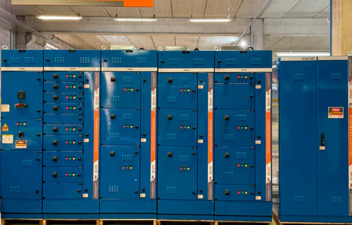 Painéis elétricos industriais da AMC Soluções em estrutura azul, com módulos de comando e proteção.