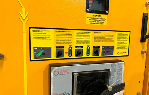 Painéis elétricos de comando e distribuição da AMC Soluções prontos para instalação em ambiente fabril.